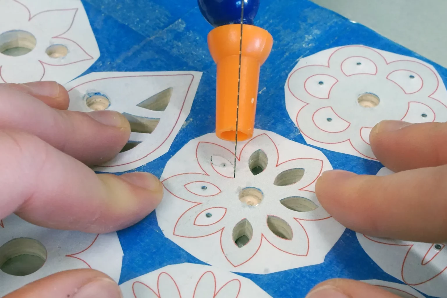 10-02-flower-power-magnete-laubsaege-dekupiersaege-vorlage-innenschnitte-saegen