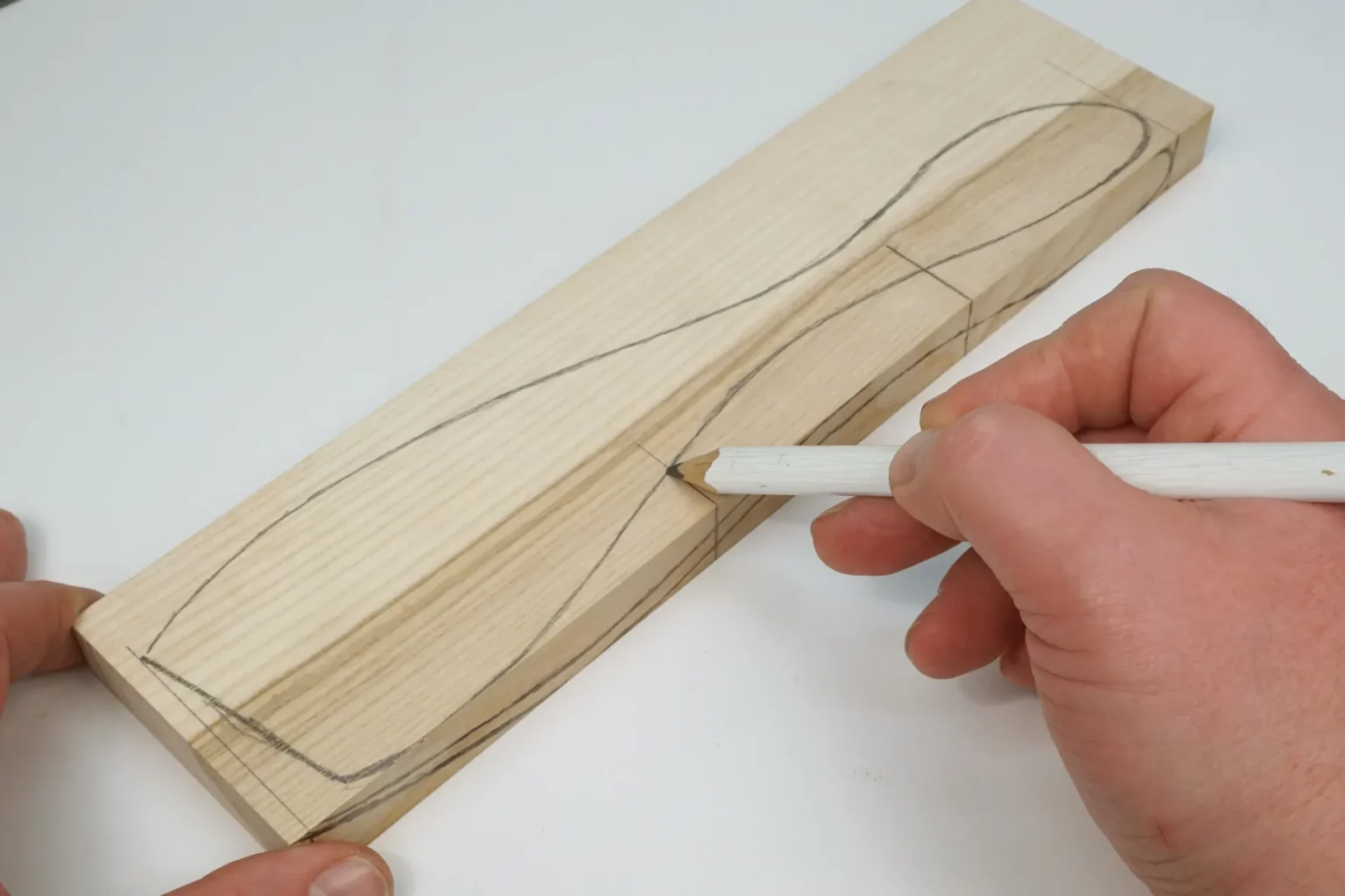 10-02-kuechenhelfer-feinschnitt-bandsaege-dekupiersaege-vorlage-kontur-auf-rohling-anzeichnen-oben-seite