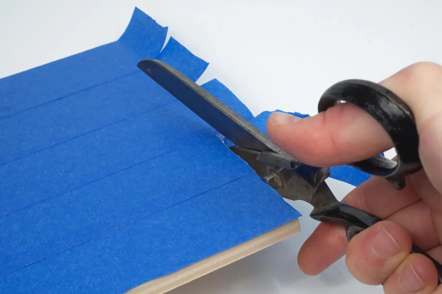 10-02-spirografisch-segmentschale-deko-laubsaege-dekupiersaege-vorlage-sperrholz-oberflaeche-bekleben-blue-tape