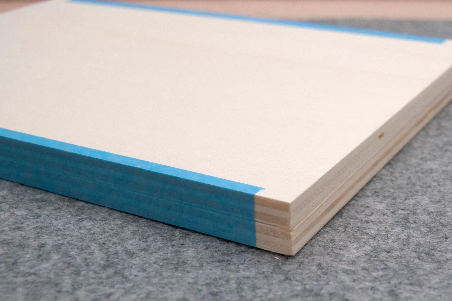 10-02-viktorianische-regalkonsole-deko-laubsaege-dekupiersaege-vorlage-sperrholzplatten-blue-tape-stapel-fixieren-kanten