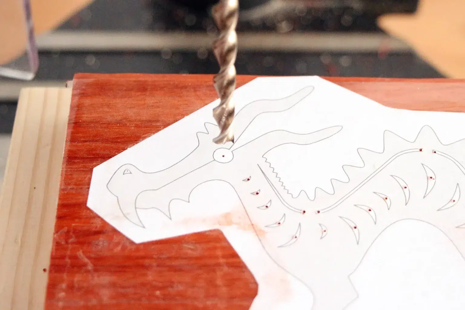 10-02a-drachenzauber-klammertier-deko-laubsaege-dekupiersaege-vorlage-saegeblattdurchfuehrungen-klammeraufnahme-bohren