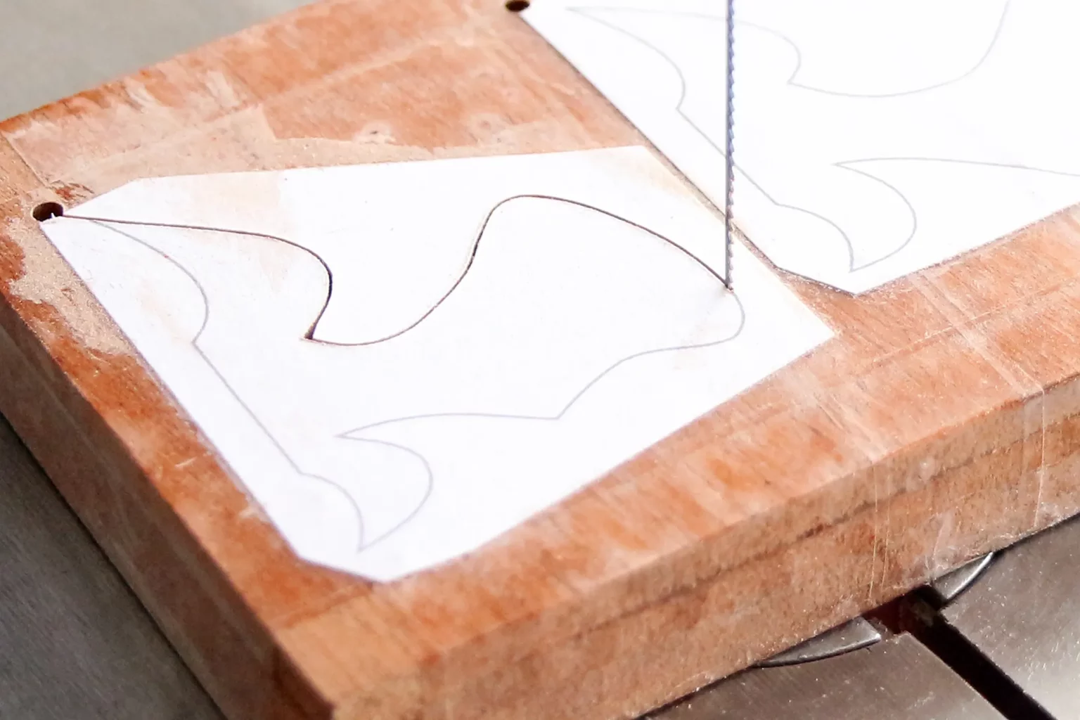 10-03-drachenzauber-klammertier-deko-laubsaege-dekupiersaege-vorlage-innenschnitte-aussenkontur-saegen