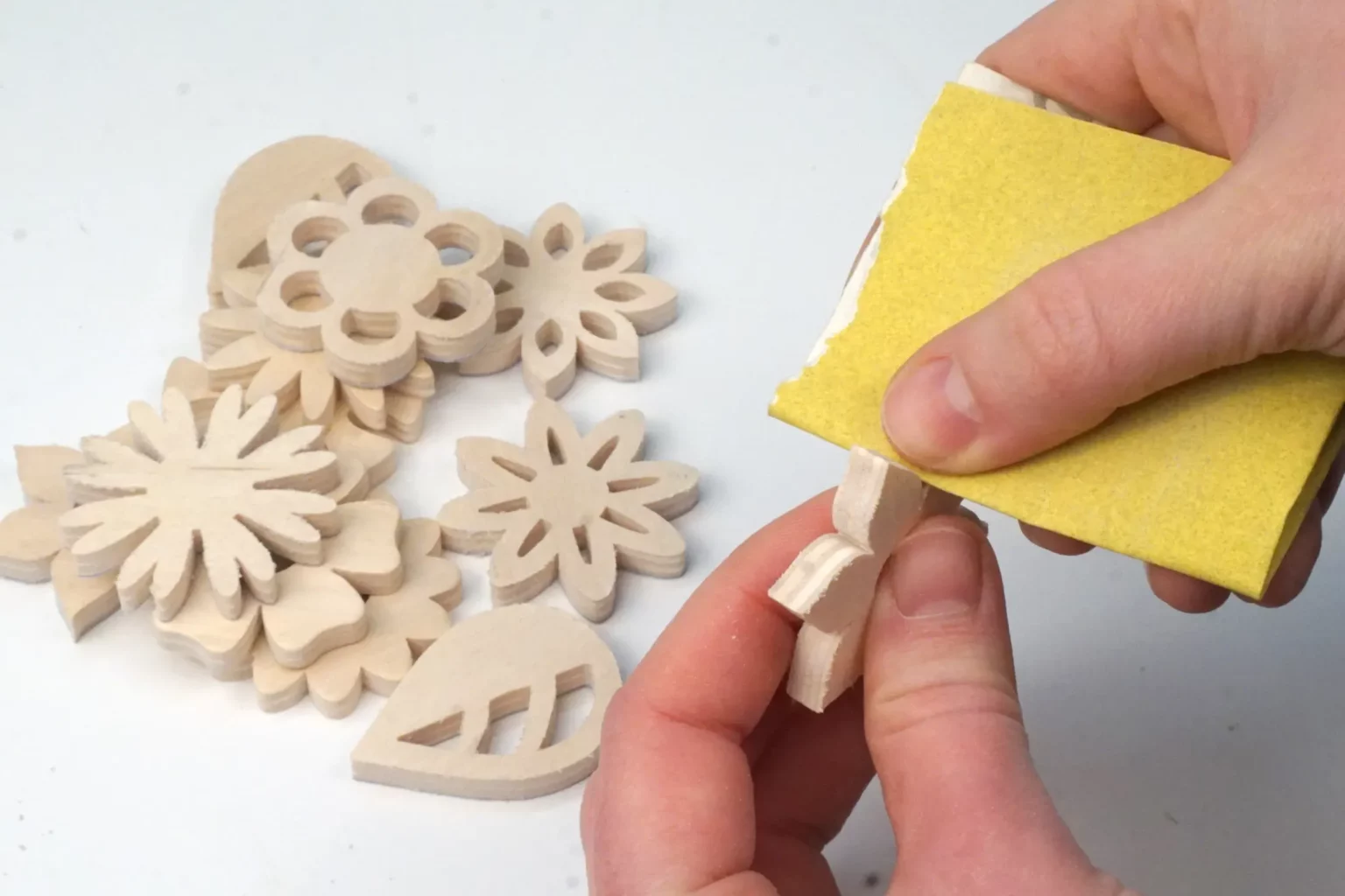 10-03-flower-power-magnete-laubsaege-dekupiersaege-vorlage-schleifen-verputzen-kanten-brechen-schleifpapier