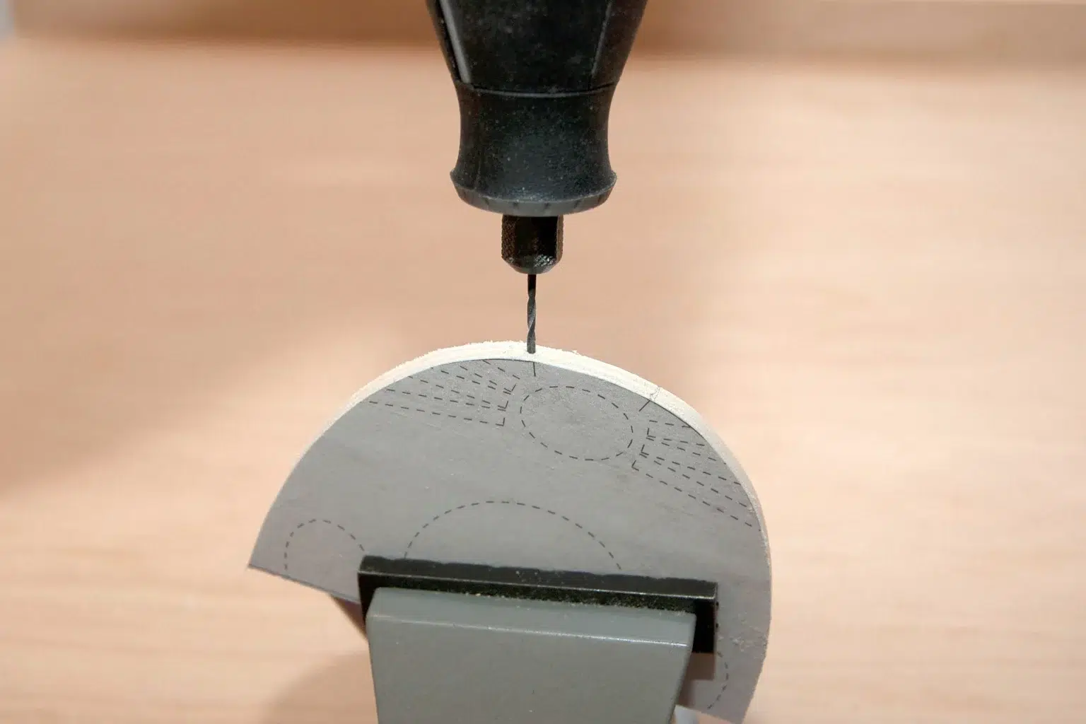 10-03-langohrhasen-deko-ostern-laubsaege-dekupiersaege-vorlage-loecher-bohren-beine-verbinder