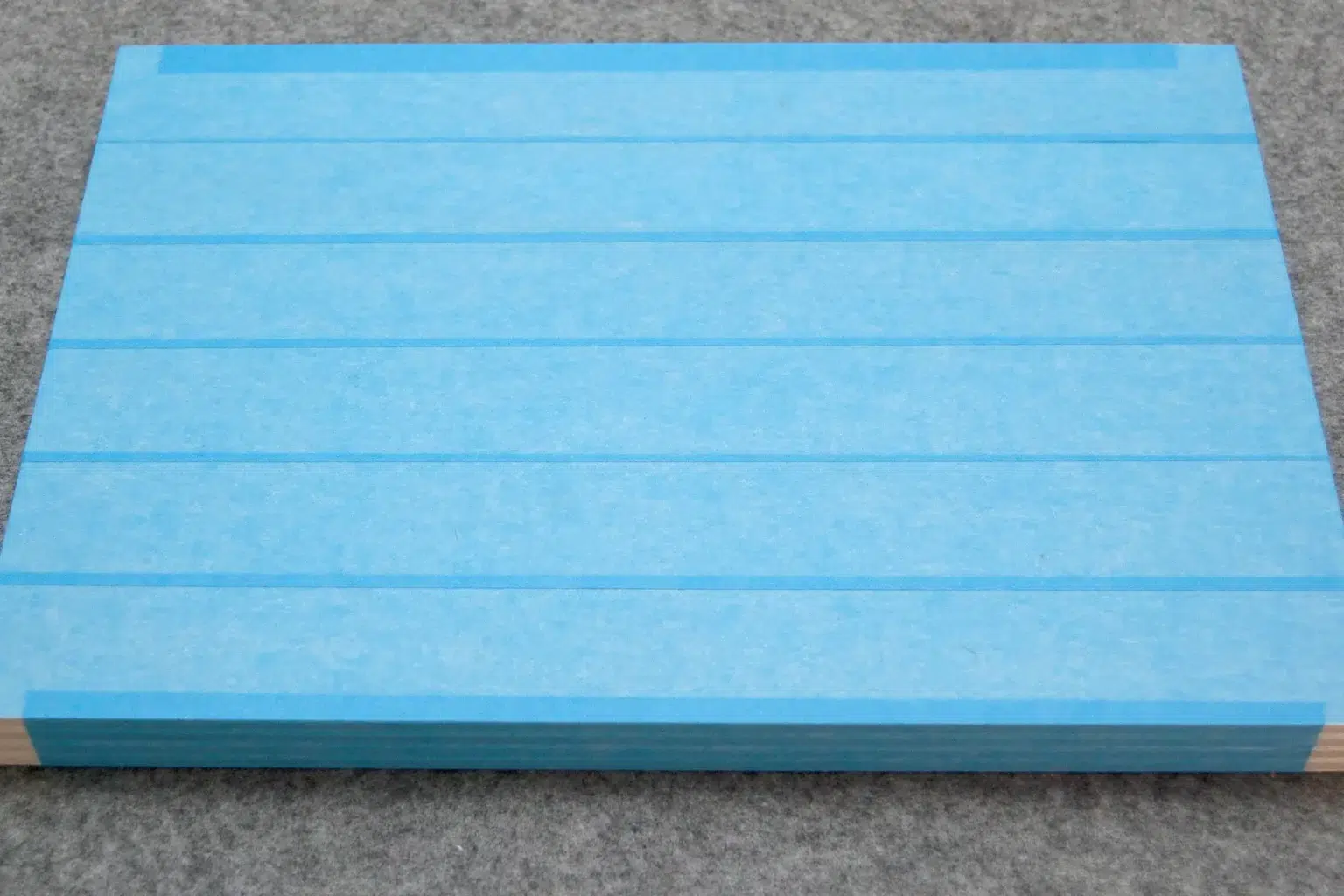 10-03-viktorianische-regalkonsole-deko-laubsaege-dekupiersaege-vorlage-sperrholzplatten-blue-tape-oberflaeche-bekleben