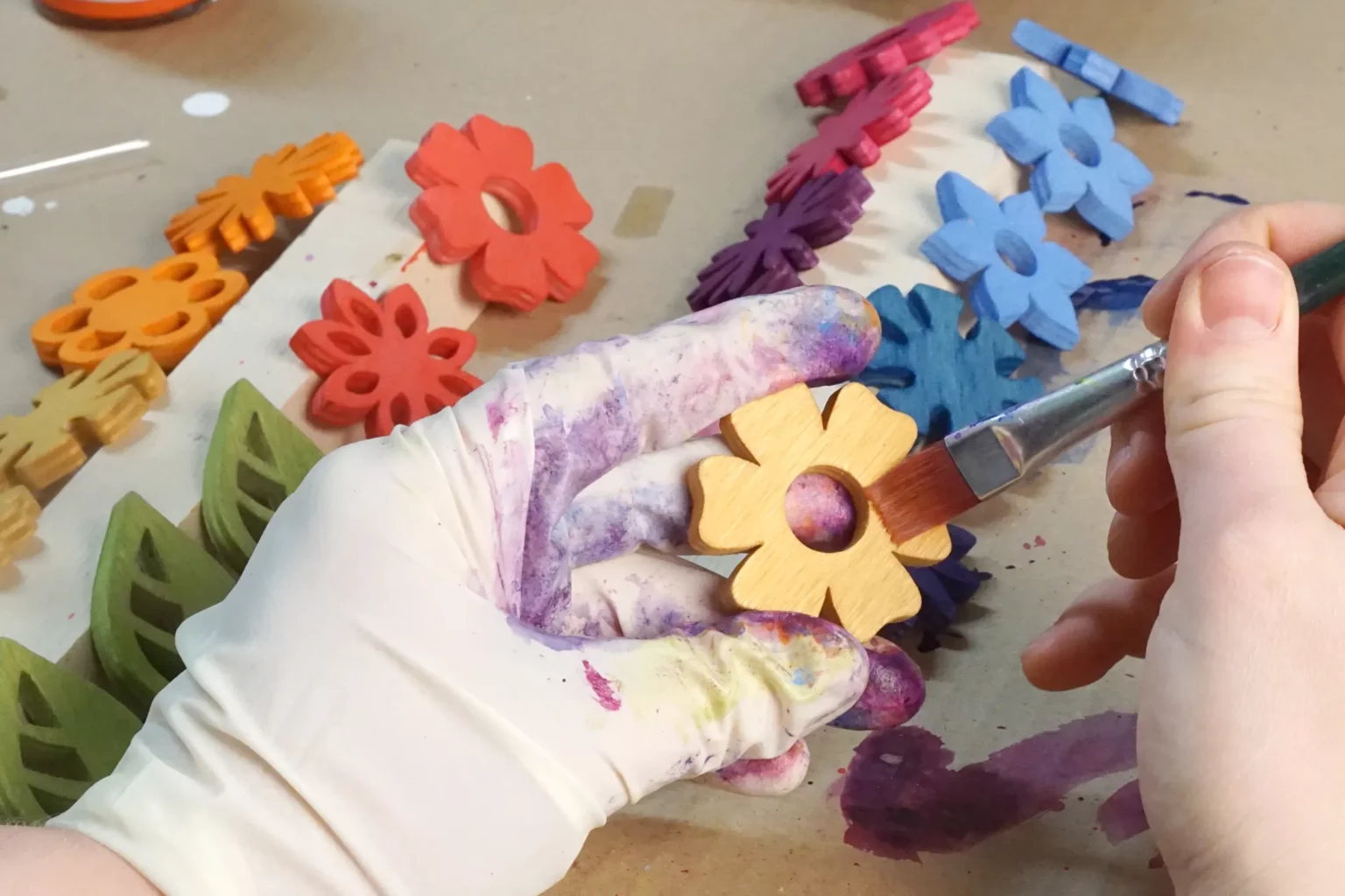 10-04-flower-power-magnete-laubsaege-dekupiersaege-vorlage-oberflaechenbehandlung-holzlasur-auftragen