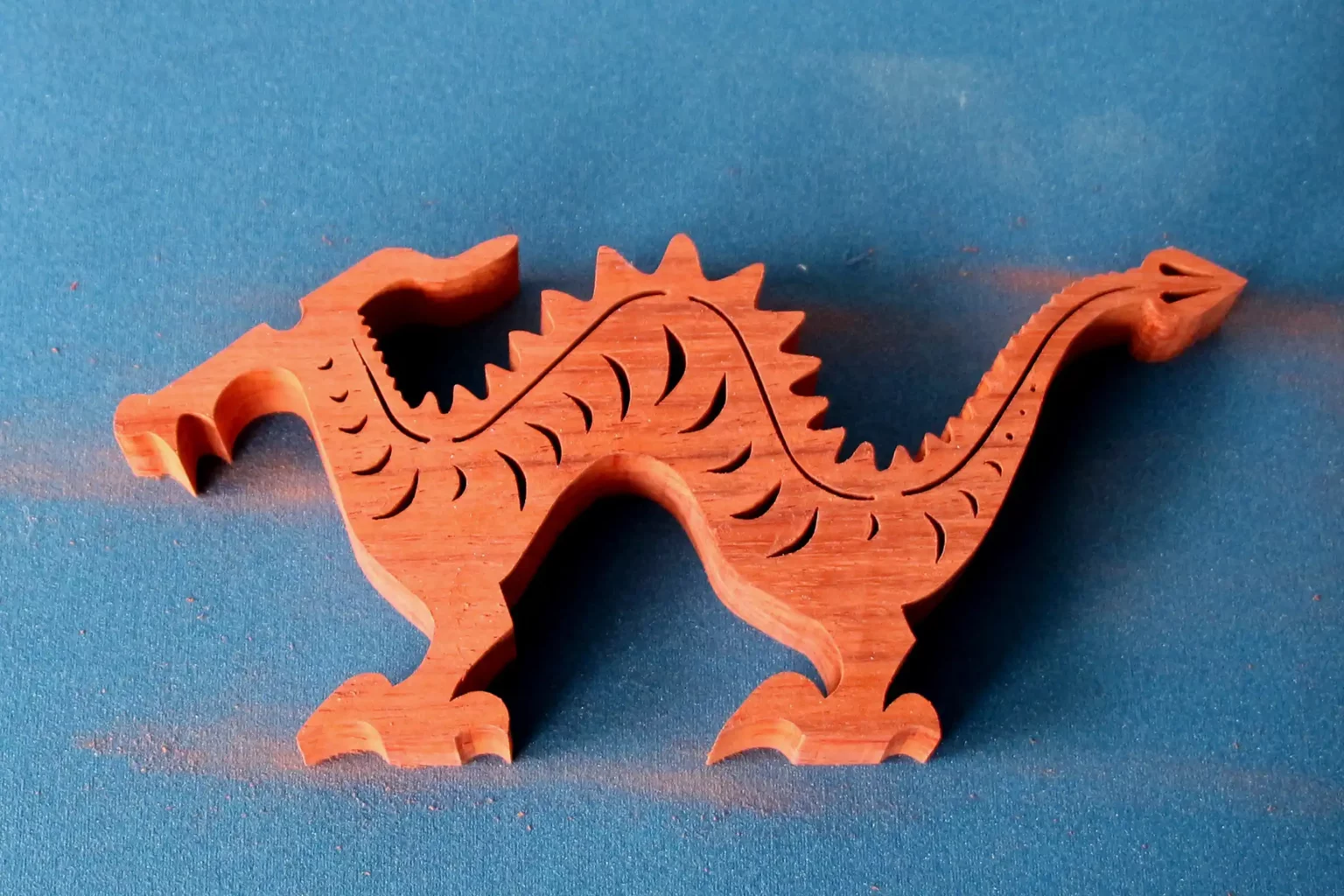 10-04a-drachenzauber-klammertier-deko-laubsaege-dekupiersaege-vorlage-flaechen-glaetten-schleifen-schleifpapier