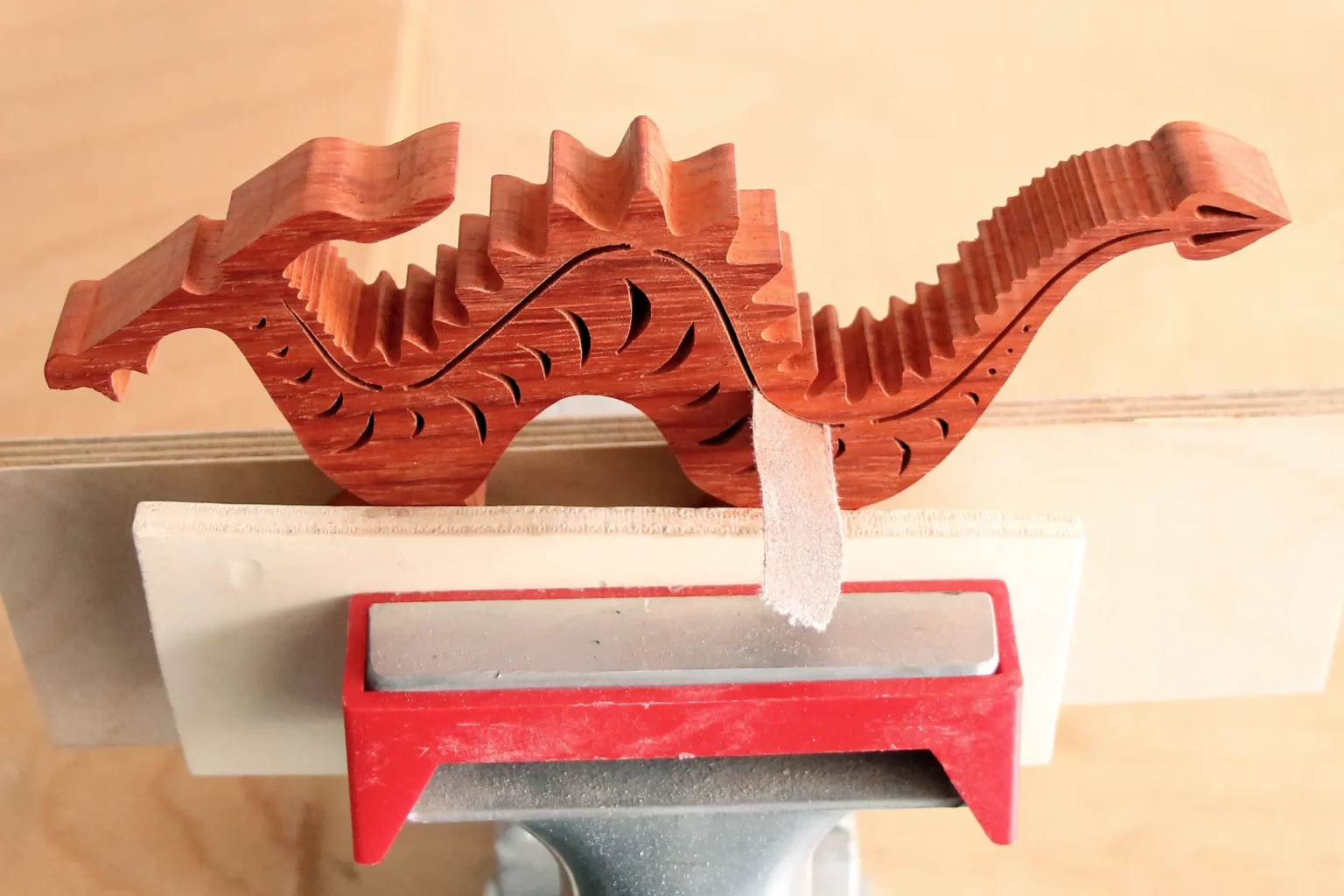 10-04b-drachenzauber-klammertier-deko-laubsaege-dekupiersaege-vorlage-kanten-schleifen-glaetten-schleifpapier