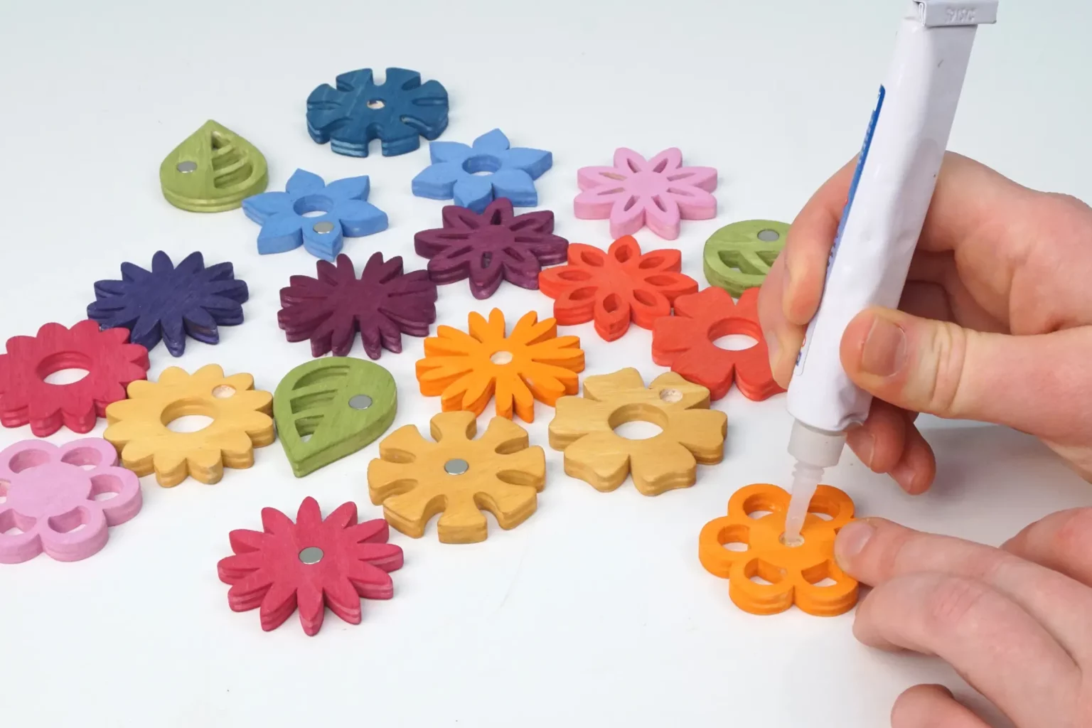 10-05-flower-power-magnete-laubsaege-dekupiersaege-vorlage-kleber-magnet-einbringen