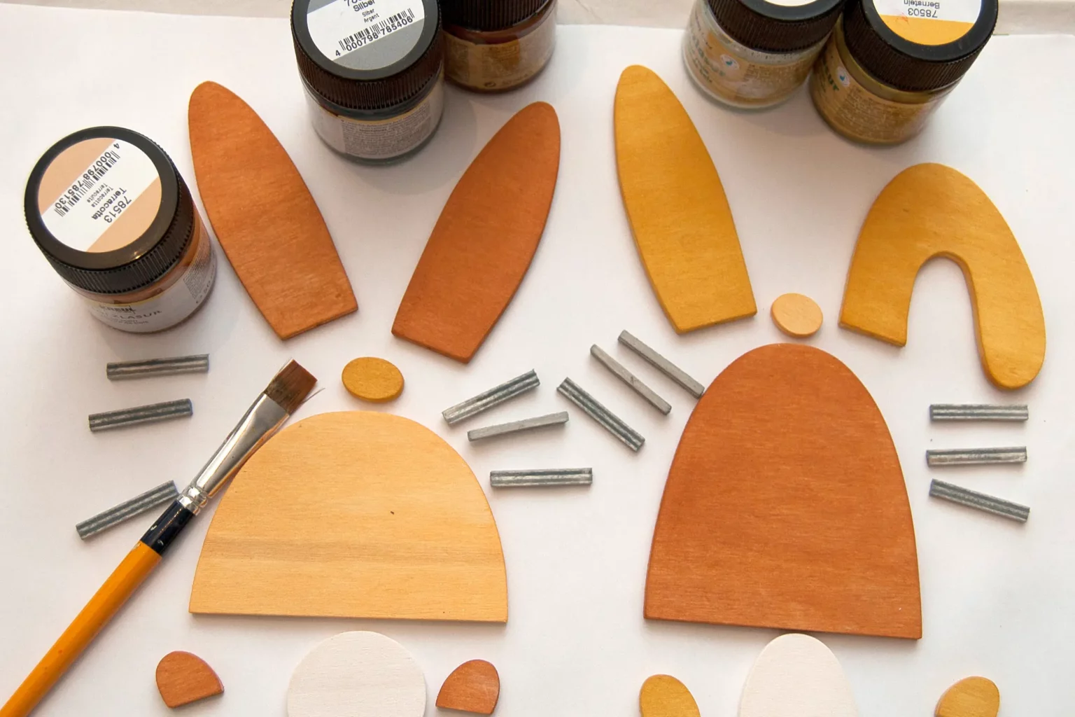 10-05-langohrhasen-deko-ostern-laubsaege-dekupiersaege-vorlage-teile-bemalen-holzlasur-auftragen