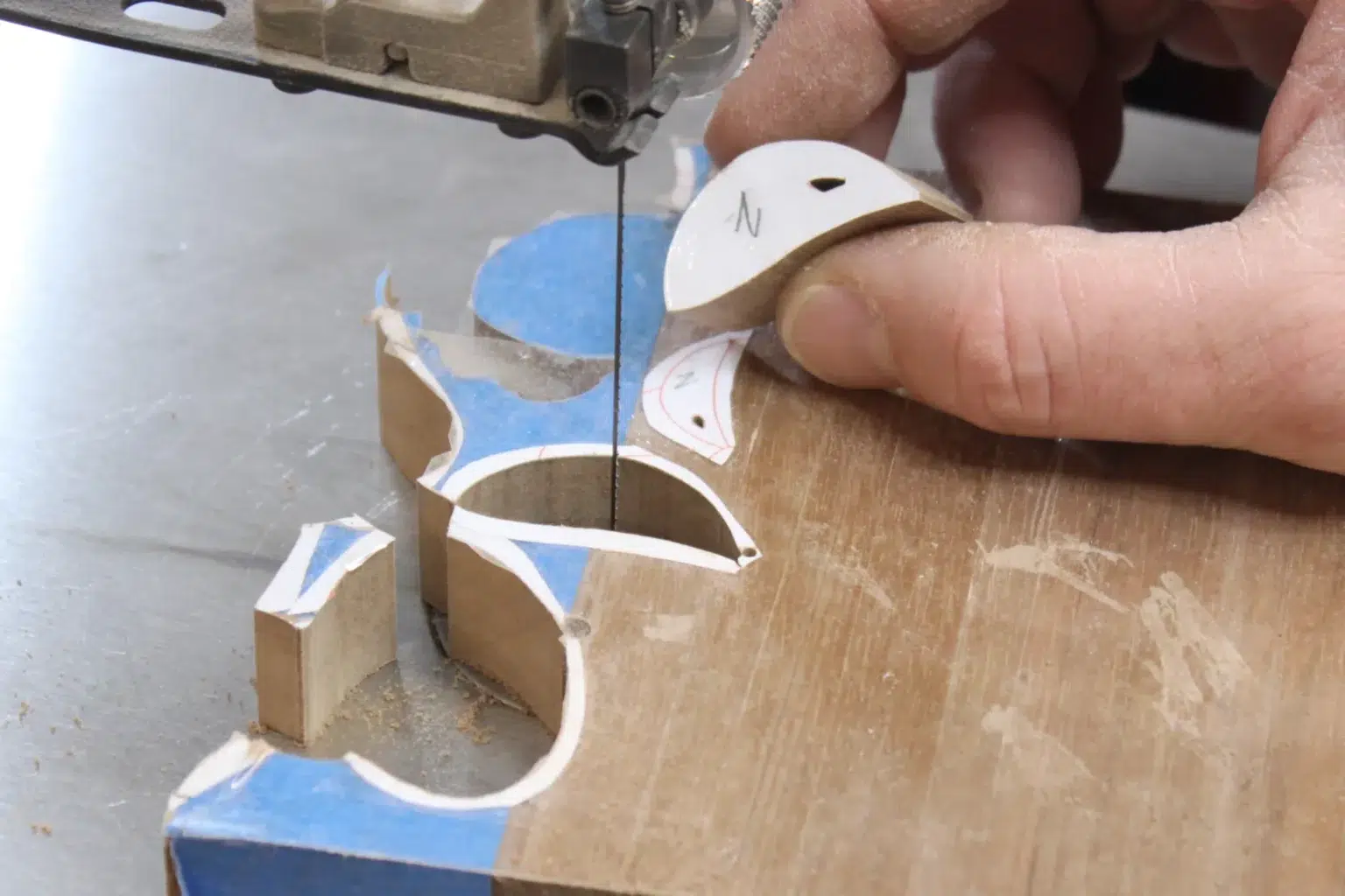 10-05a-kleiner-mueder-vogel-intarsie-laubsaege-dekupiersaege-vorlage-teile-aussaegen