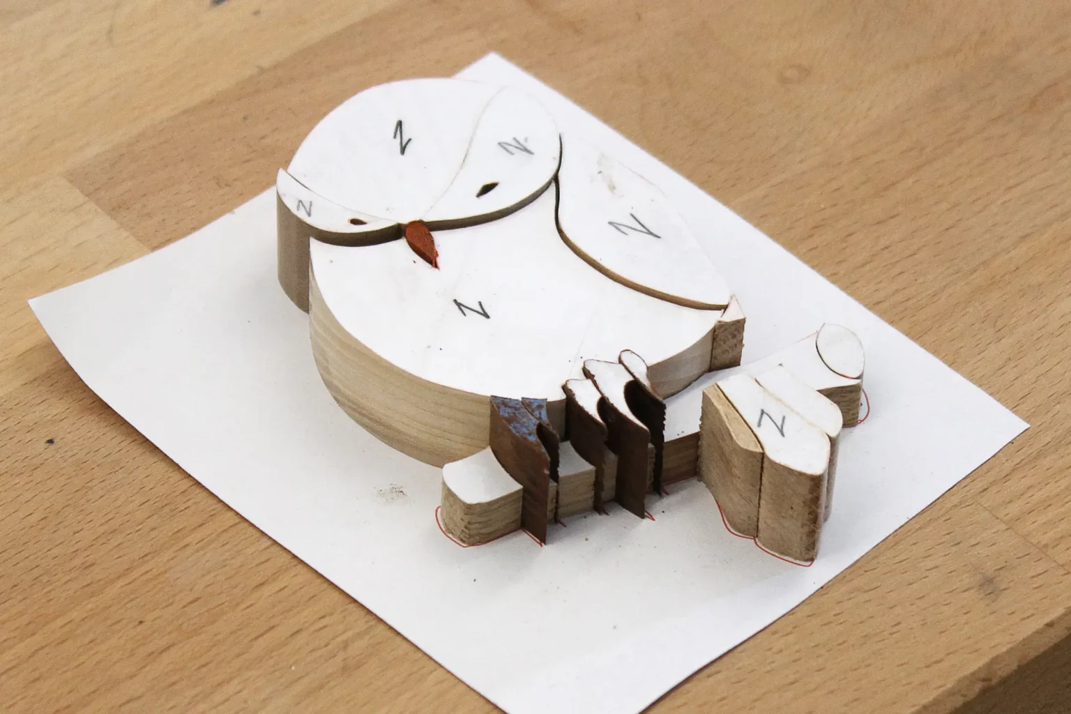 10-05b-kleiner-mueder-vogel-intarsie-laubsaege-dekupiersaege-vorlage-teile-auf-ausgedrucker-vorlage-bereitlegen