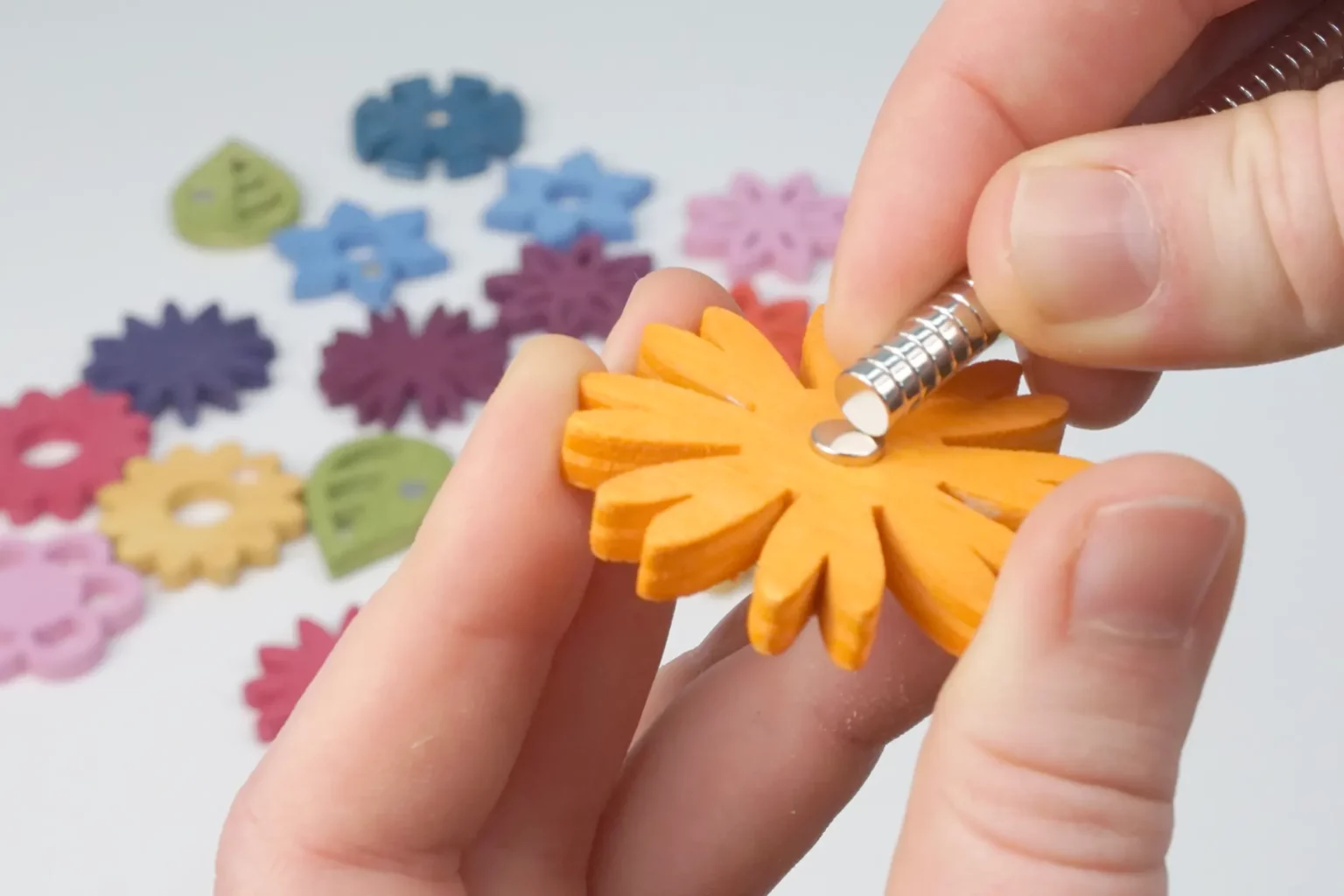 10-06-flower-power-magnete-laubsaege-dekupiersaege-vorlage-magnet-einfuegen-seite-beachten