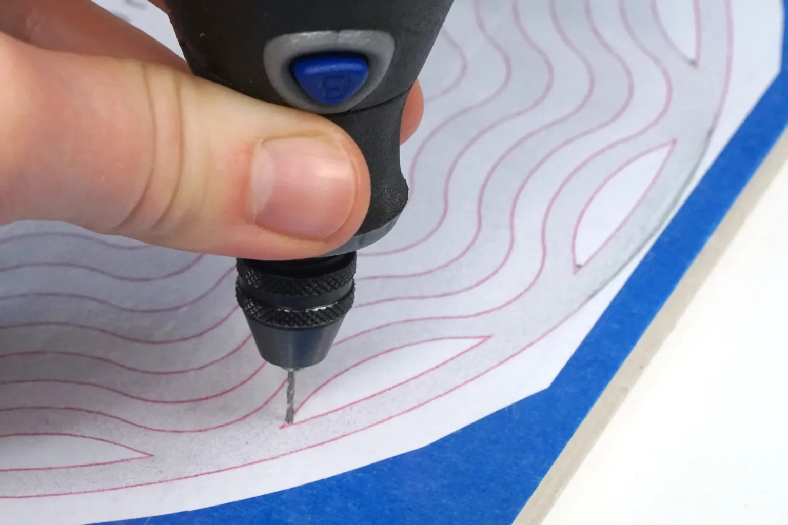 10-06-spirografisch-segmentschale-deko-laubsaege-dekupiersaege-vorlage-saegeblattdurchfuehrungen-motivrand-bohren-in-ecke