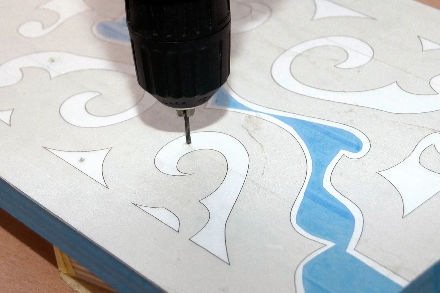 10-06-viktorianische-regalkonsole-deko-laubsaege-dekupiersaege-vorlage-saegeblattdurchfuherungen-bohren