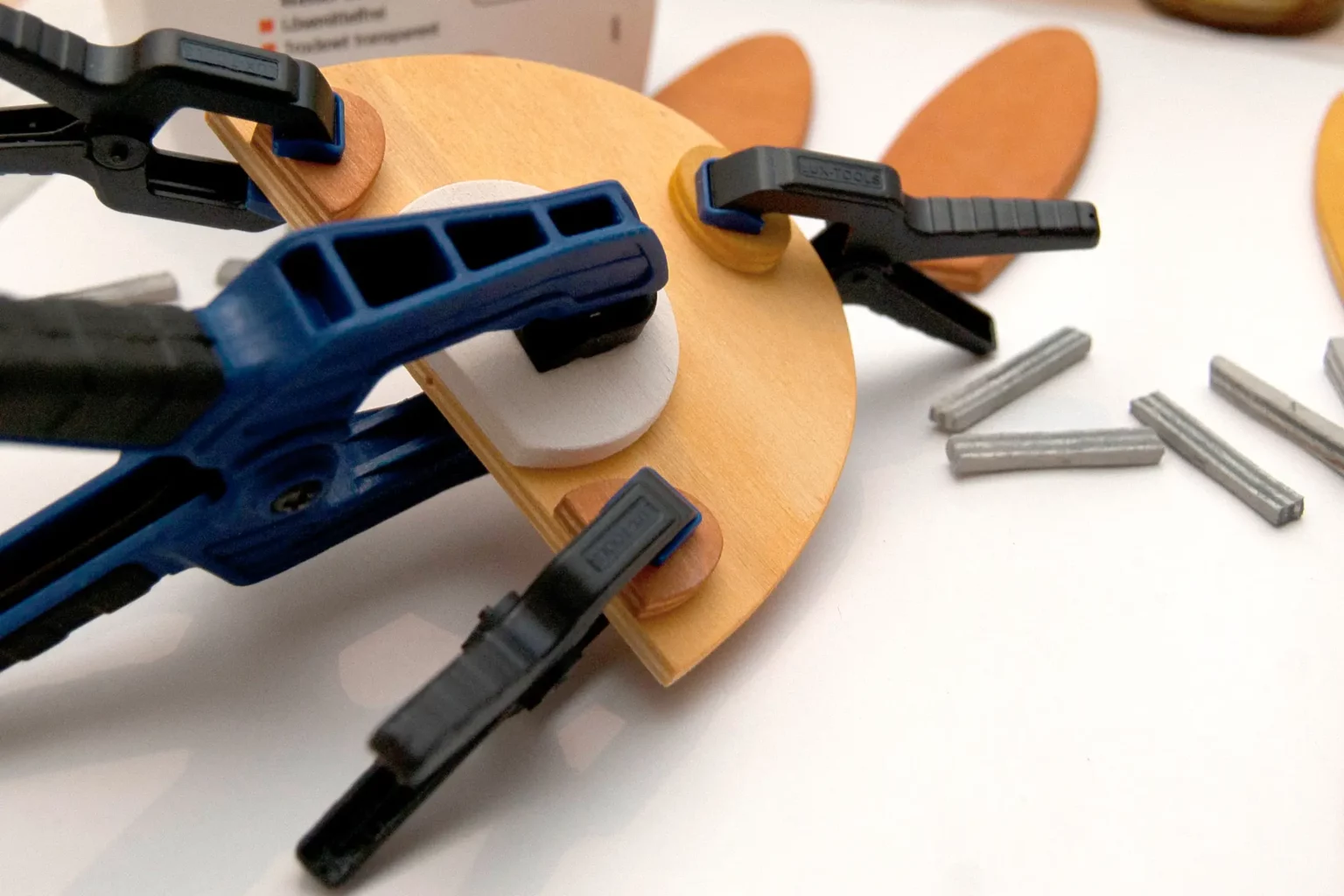 10-06a-langohrhasen-deko-ostern-laubsaege-dekupiersaege-vorlage-teile-verleimen-spannen-spannklemmen