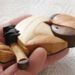 10-29-kleiner-mueder-vogel-intarsie-laubsaege-dekupiersaege-vorlage-in-vollem-glanz-aber-muede