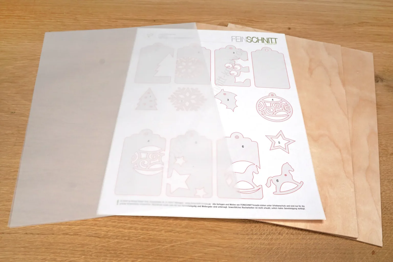 41-01-geschenkanhaenger-weihnachten-deko-laubsaege-dekupiersaege-vorlage-ausdrucken-kopieren-vorlagenpapier-selbstklebend-material-bereitlegen