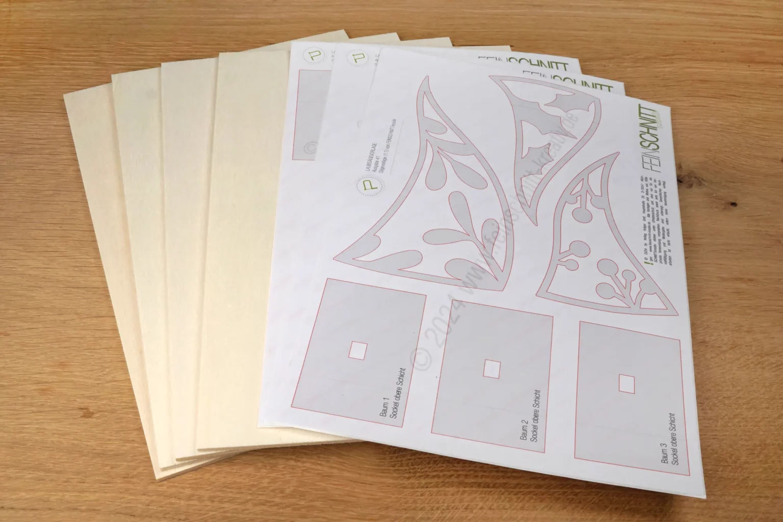 41-01-schwungvolle-tannenbaeume-weihnachten-deko-laubsaege-dekupiersaege-vorlage-drucken-vorlagenpapier-selbstklebend