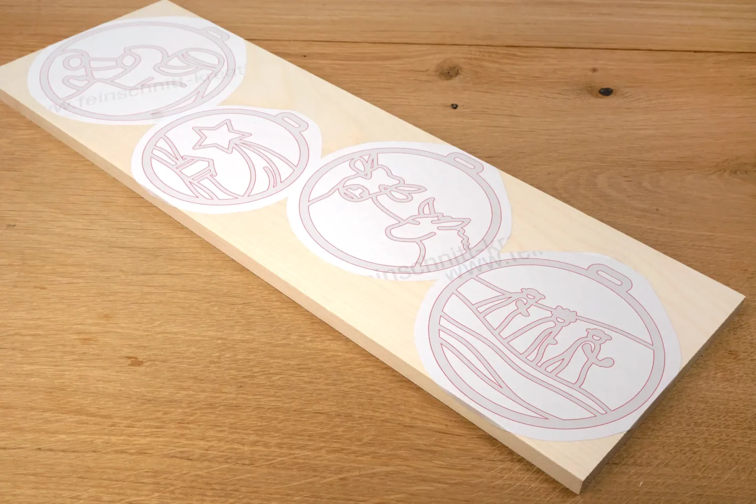 41-01-weihnachtsgeschichte-aufhaenger-deko-laubsaege-dekupiersaege-vorlage-selbstklebendes-vorlagenpapier-zuschneiden-aufkleben