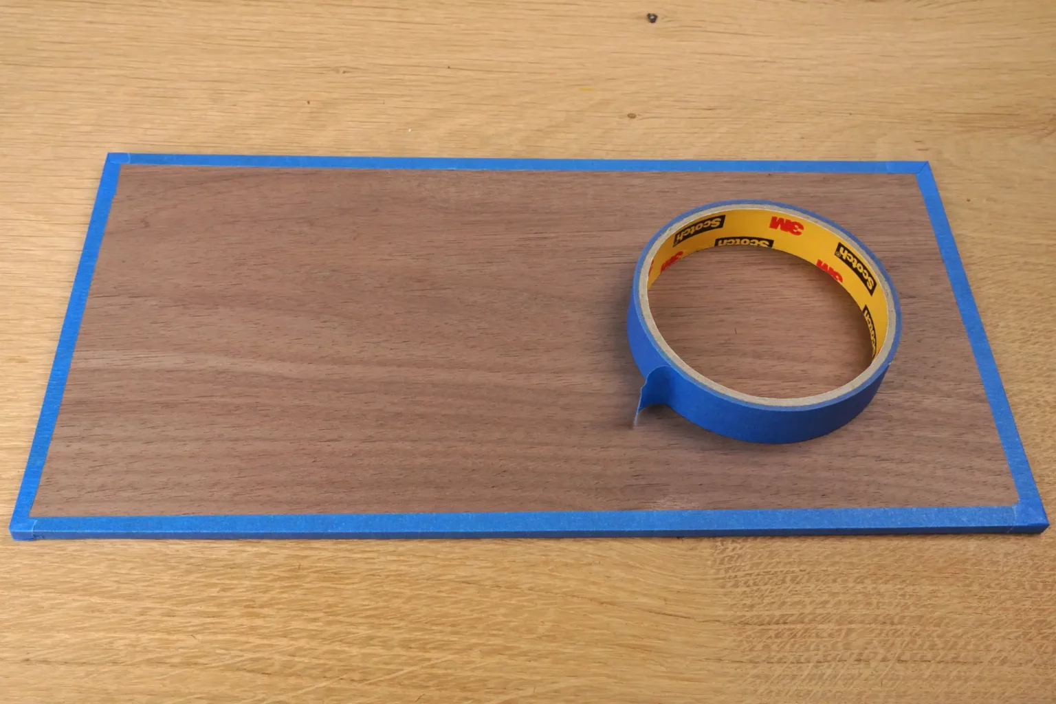 41-02-aus-dem-haeuschen-aufhaenger-weihnachten-deko-laubsaege-dekupiersaege-vorlage-massivholz-nussbaum-blue-tape-stapel-fixieren