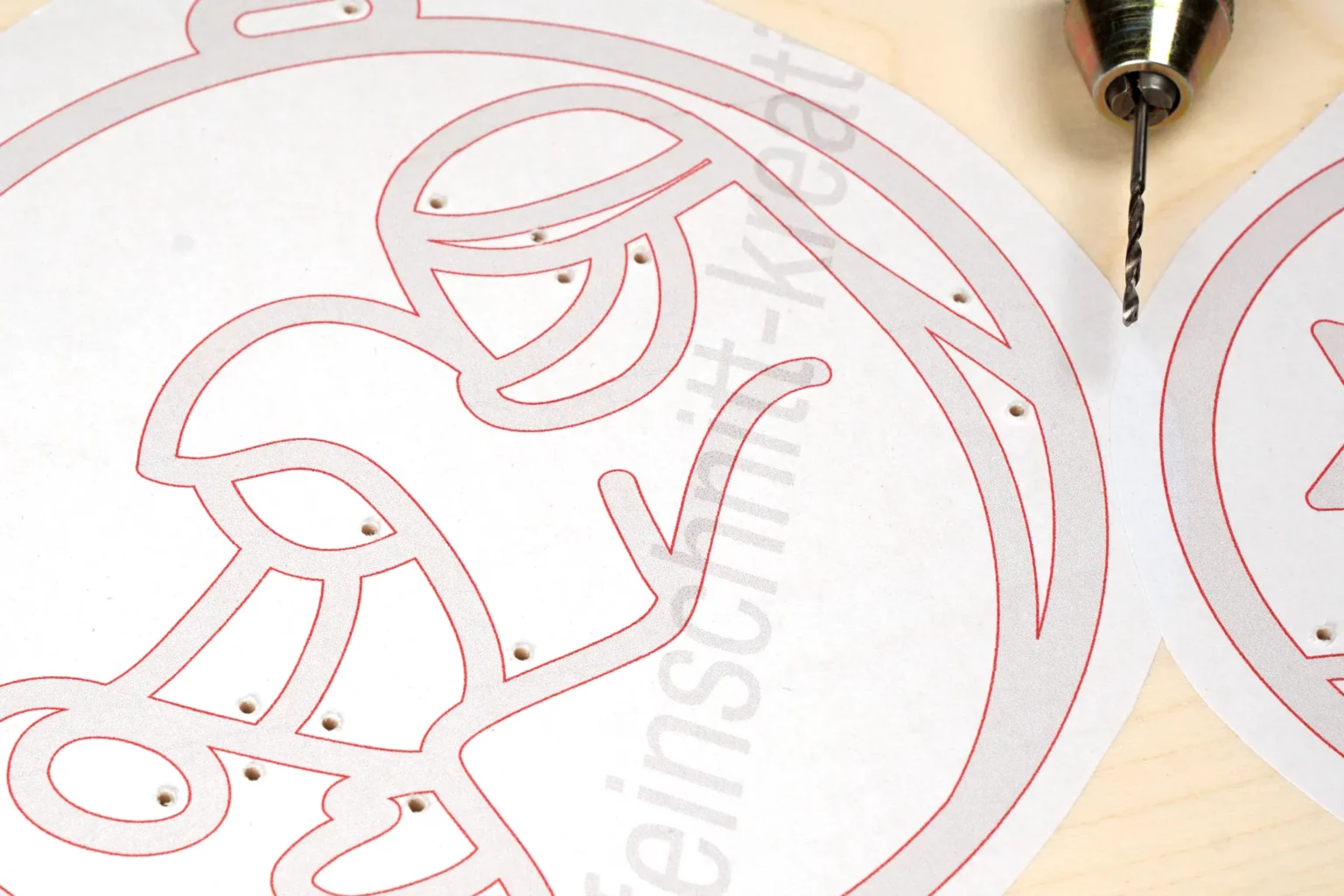 41-02-weihnachtsgeschichte-aufhaenger-deko-laubsaege-dekupiersaege-vorlage-saegeblattdurchfuehrungen-bohren