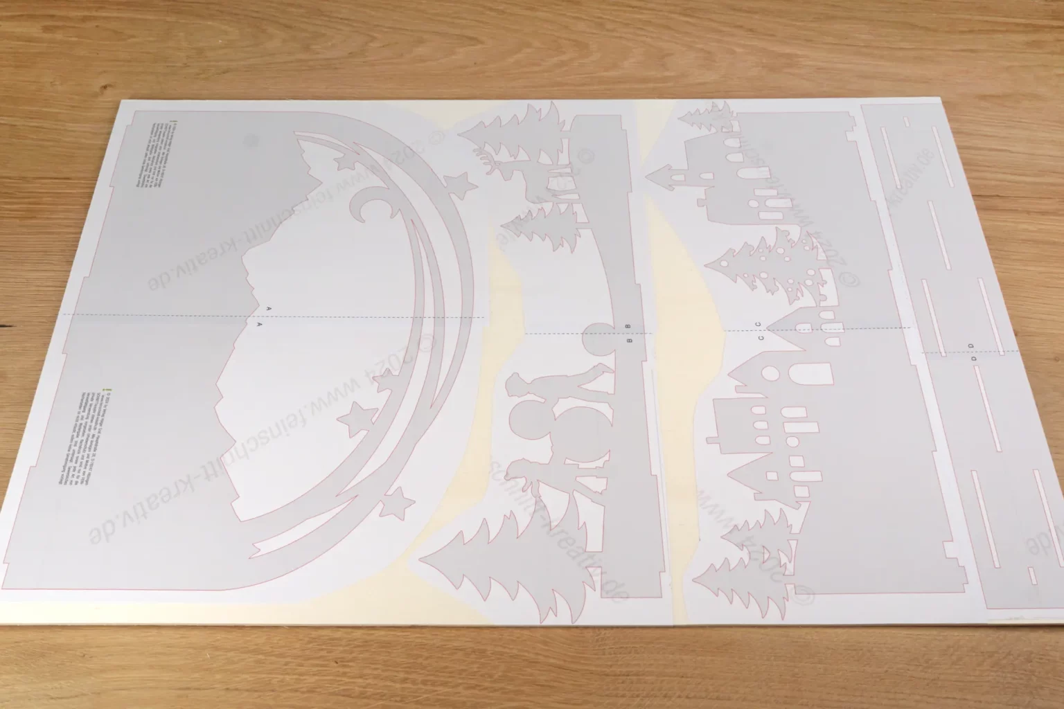 41-02-winterabend-schwibbogen-deko-laubsaege-dekupiersaege-vorlage-vorlagenpapier-aufkleben-teile-auf-platte-verteilen