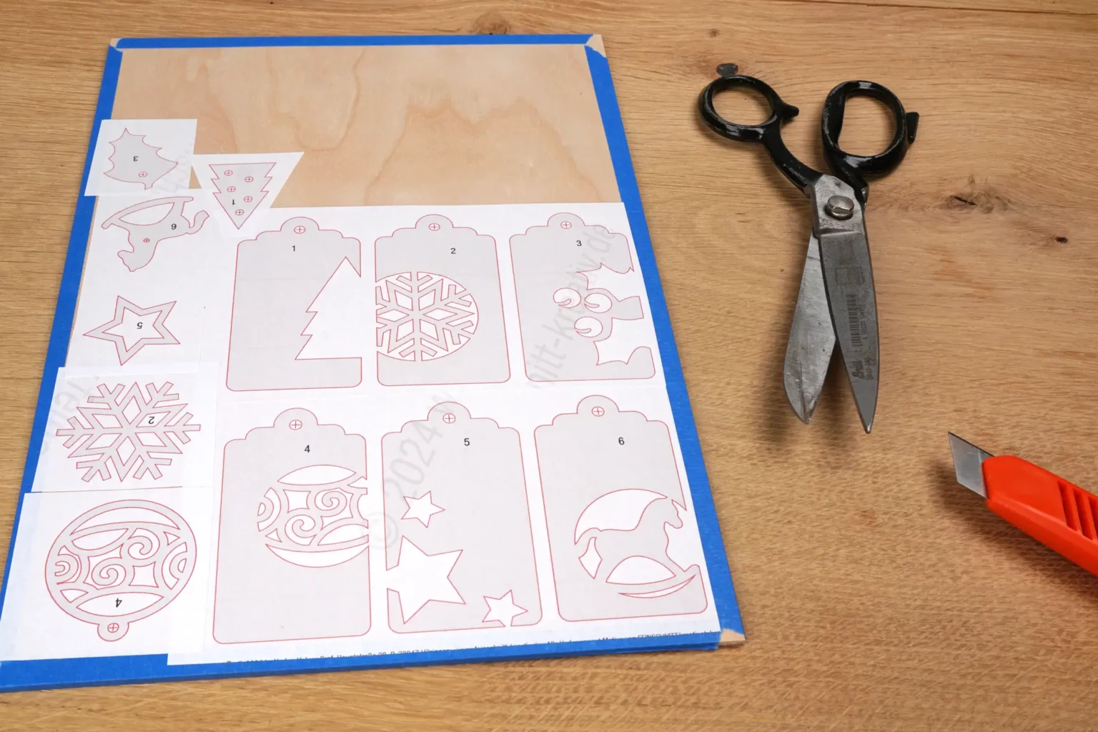 41-03-geschenkanhaenger-weihnachten-deko-laubsaege-dekupiersaege-vorlage-zuschneiden-aufkleben-stapel