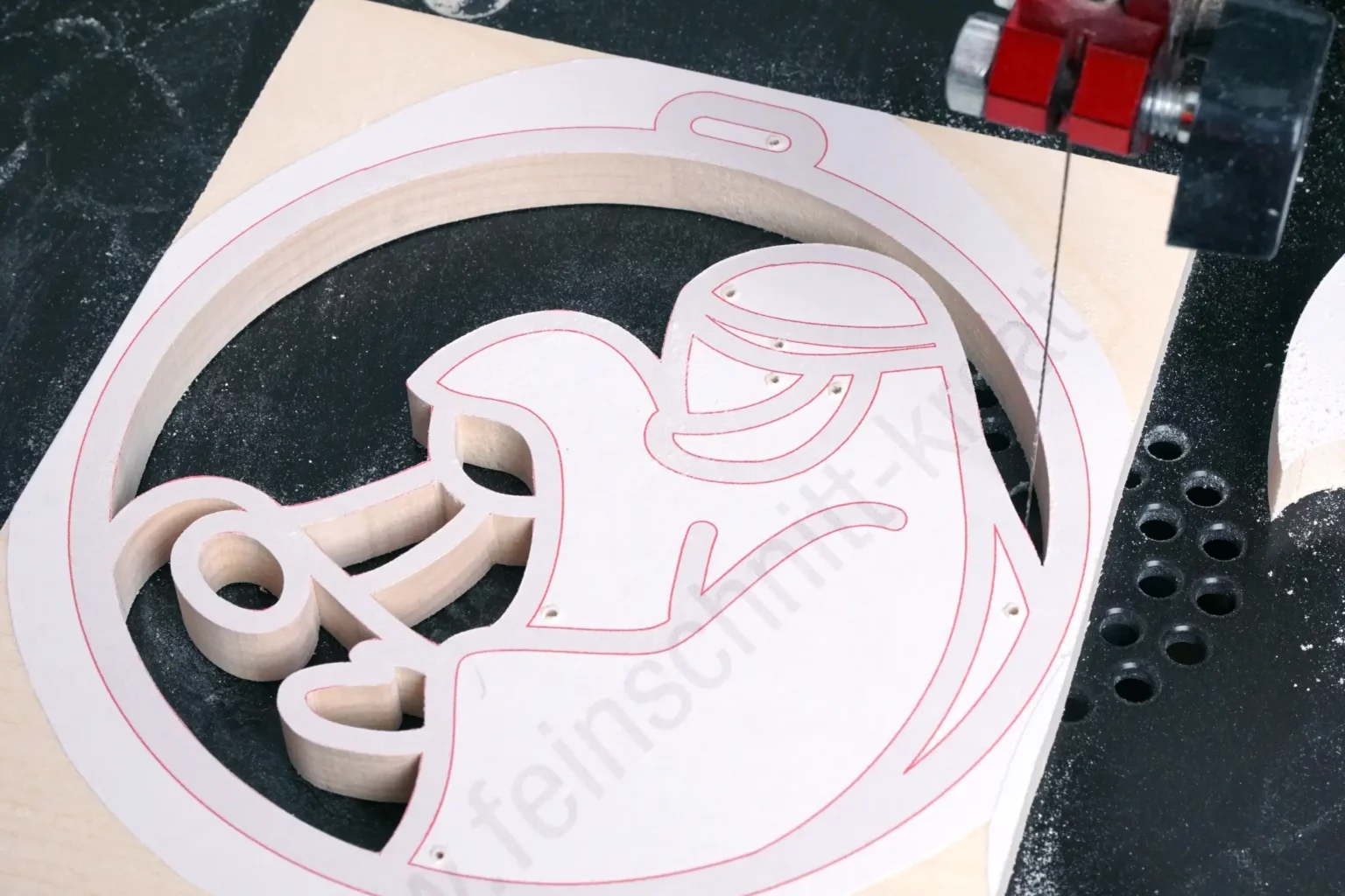 41-03-weihnachtsgeschichte-aufhaenger-deko-laubsaege-dekupiersaege-vorlage-platte-auftrennen-innenschnitte-saegen