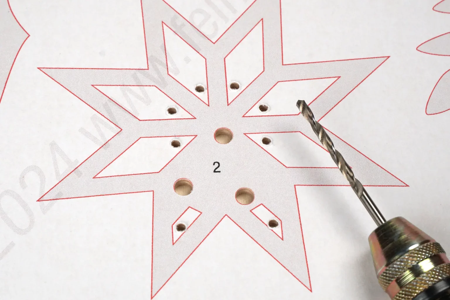 41-03-weihnachtsgloeckchen-aufhaenger-deko-laubsaege-dekupiersaege-vorlage-saegeblattdurchfuehrungen-bohren