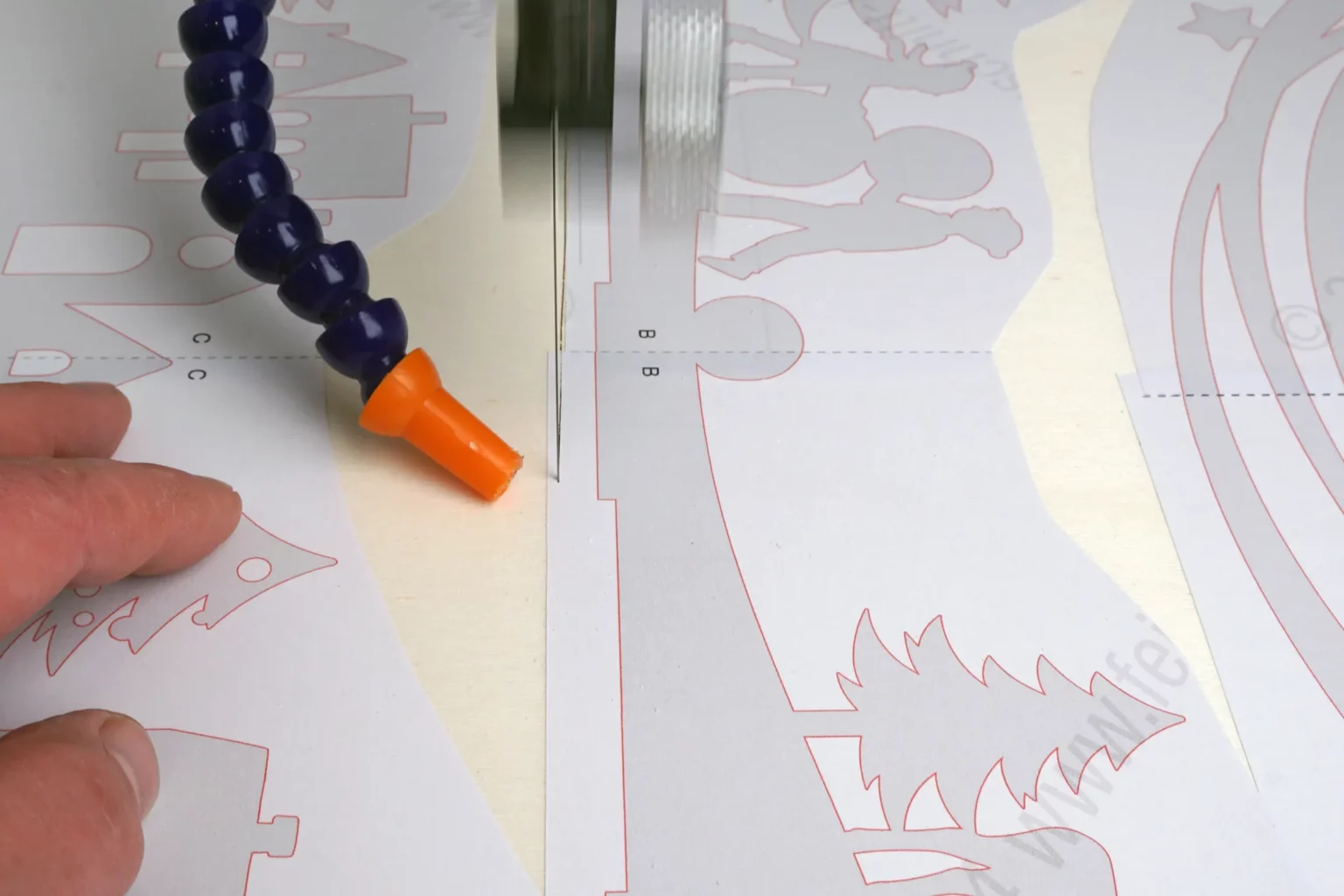 41-03-winterabend-schwibbogen-deko-laubsaege-dekupiersaege-vorlage-platte-zusaegen-teilen