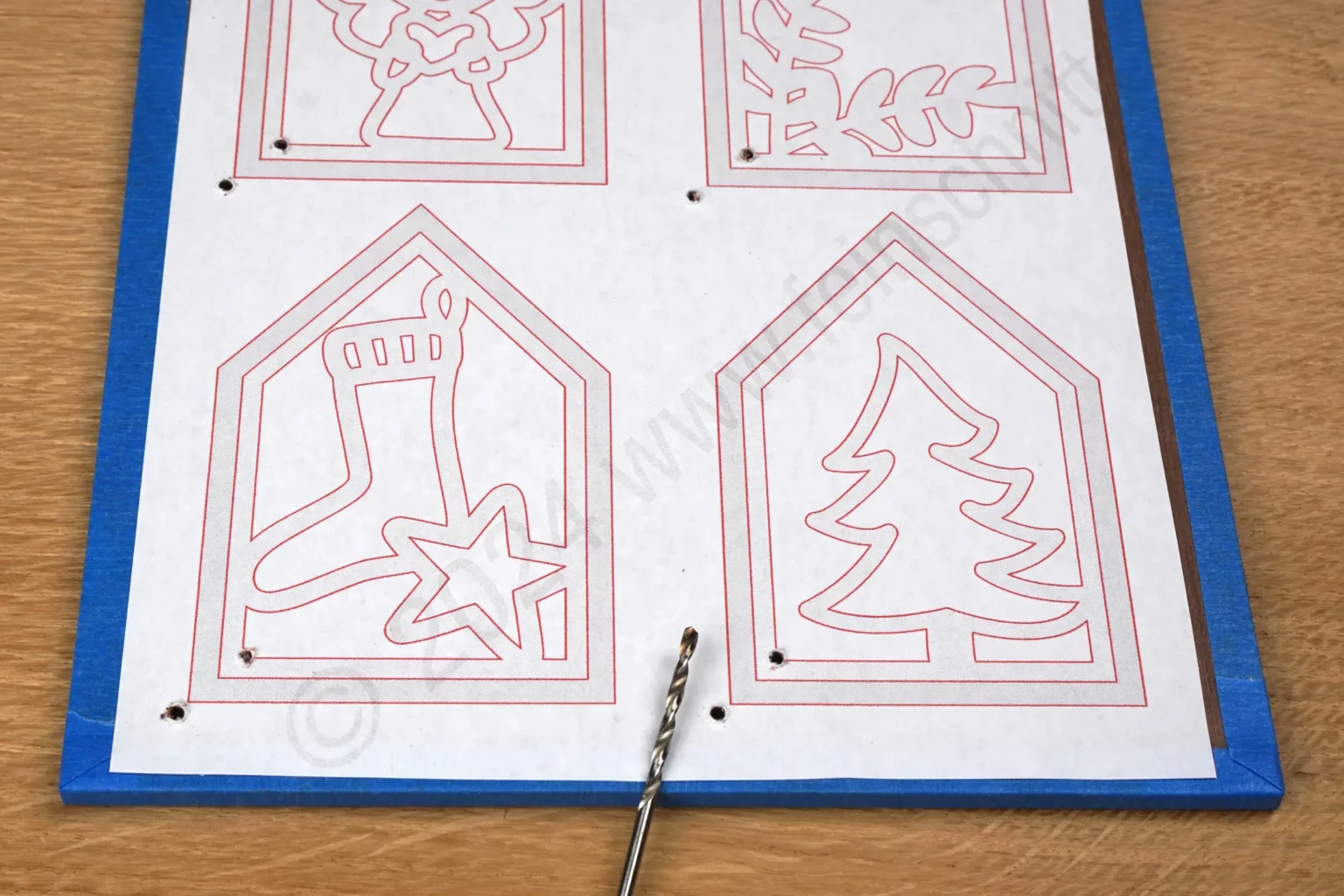 41-04-aus-dem-haeuschen-aufhaenger-weihnachten-deko-laubsaege-dekupiersaege-vorlage-saegeblattdurchfuehrungen-bohren-stapel-raehmchen