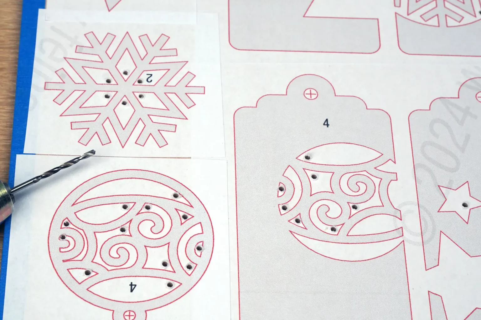 41-04-geschenkanhaenger-weihnachten-deko-laubsaege-dekupiersaege-vorlage-saegeblattdurchfuehrungen-bohren