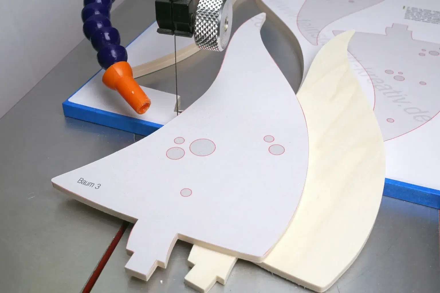 41-04-schwungvolle-tannenbaeume-weihnachten-deko-laubsaege-dekupiersaege-vorlage-stapel-aussenkontur-tannenbaeumchen-saegen