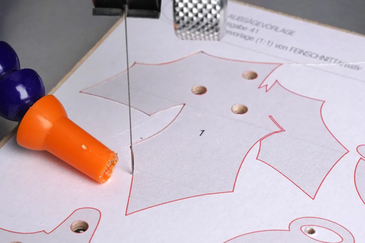 41-04-weihnachtsgloeckchen-aufhaenger-deko-laubsaege-dekupiersaege-vorlage-einzelteile-punktgenau-aussaegen