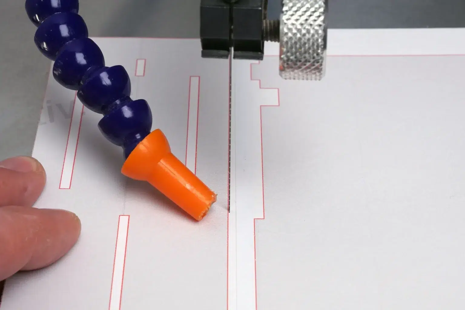41-04-winterabend-schwibbogen-deko-laubsaege-dekupiersaege-vorlage-aussenkante-sockel-saegen-platte-trennen