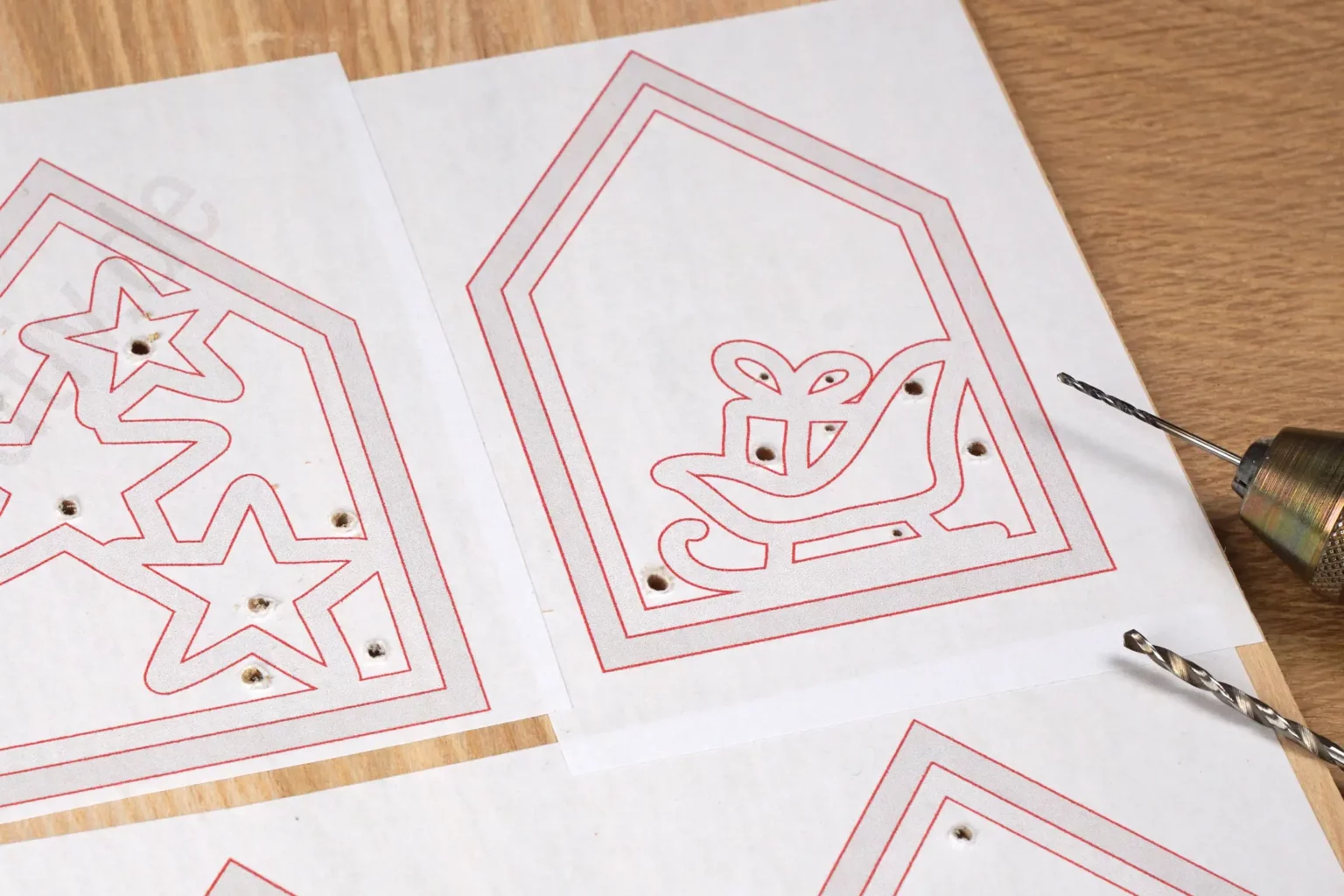 41-05-aus-dem-haeuschen-aufhaenger-weihnachten-deko-laubsaege-dekupiersaege-vorlage-saegeblattdurchfuehrungen-bohren-motivschicht