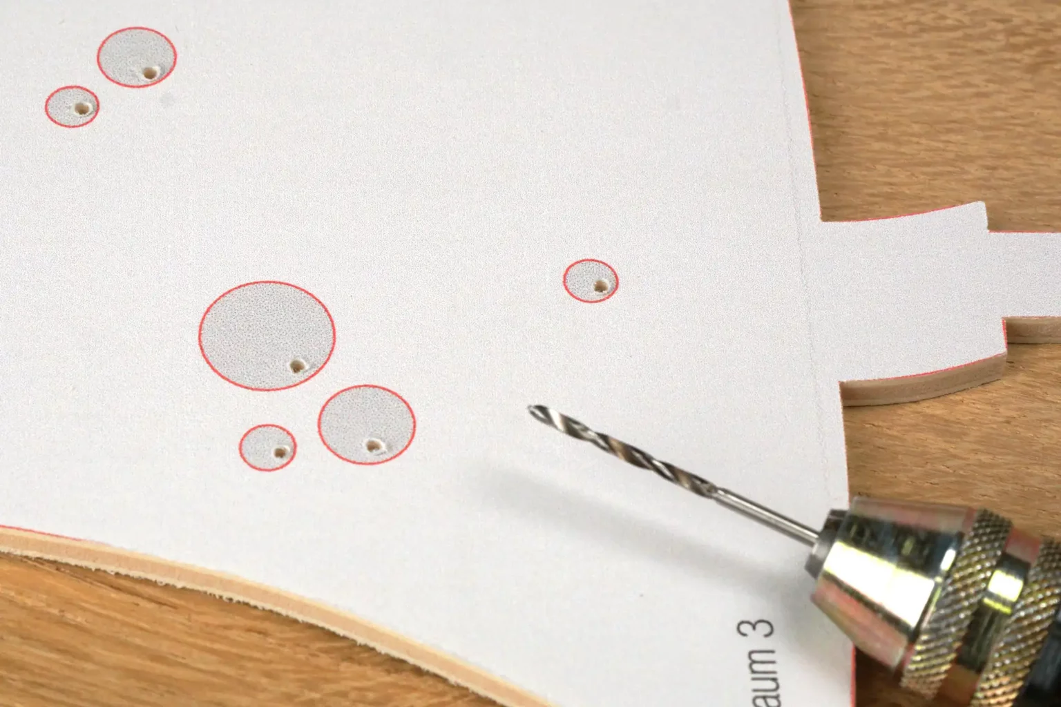 41-05-schwungvolle-tannenbaeume-weihnachten-deko-laubsaege-dekupiersaege-vorlage-saegeblattdurchfuehrung-tannenbaemchen-bohren