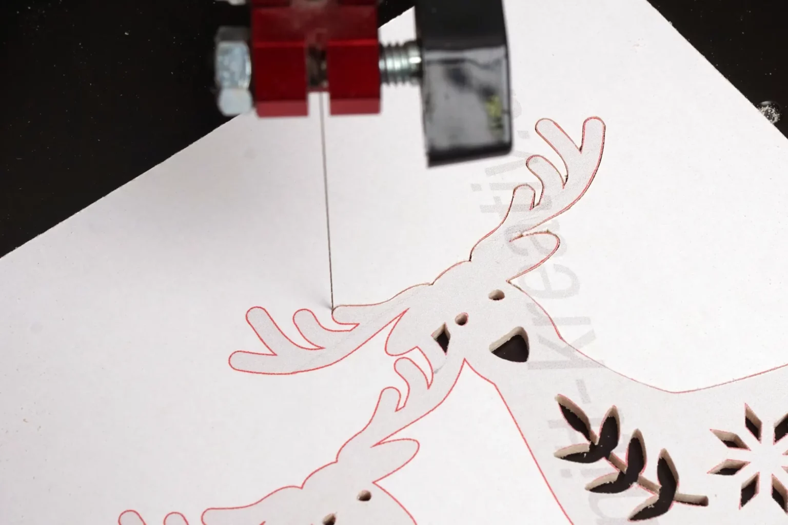 41-05-skandinavischer-kranz-weihnachten-deko-laubsaege-dekupiersaege-vorlage-aussenkontur-rentiere-saegen