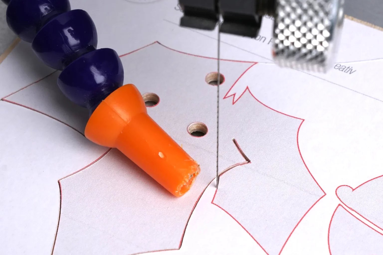 41-05-weihnachtsgloeckchen-aufhaenger-deko-laubsaege-dekupiersaege-vorlage-einschnitte-beim-zurueckfuehren-erweitern