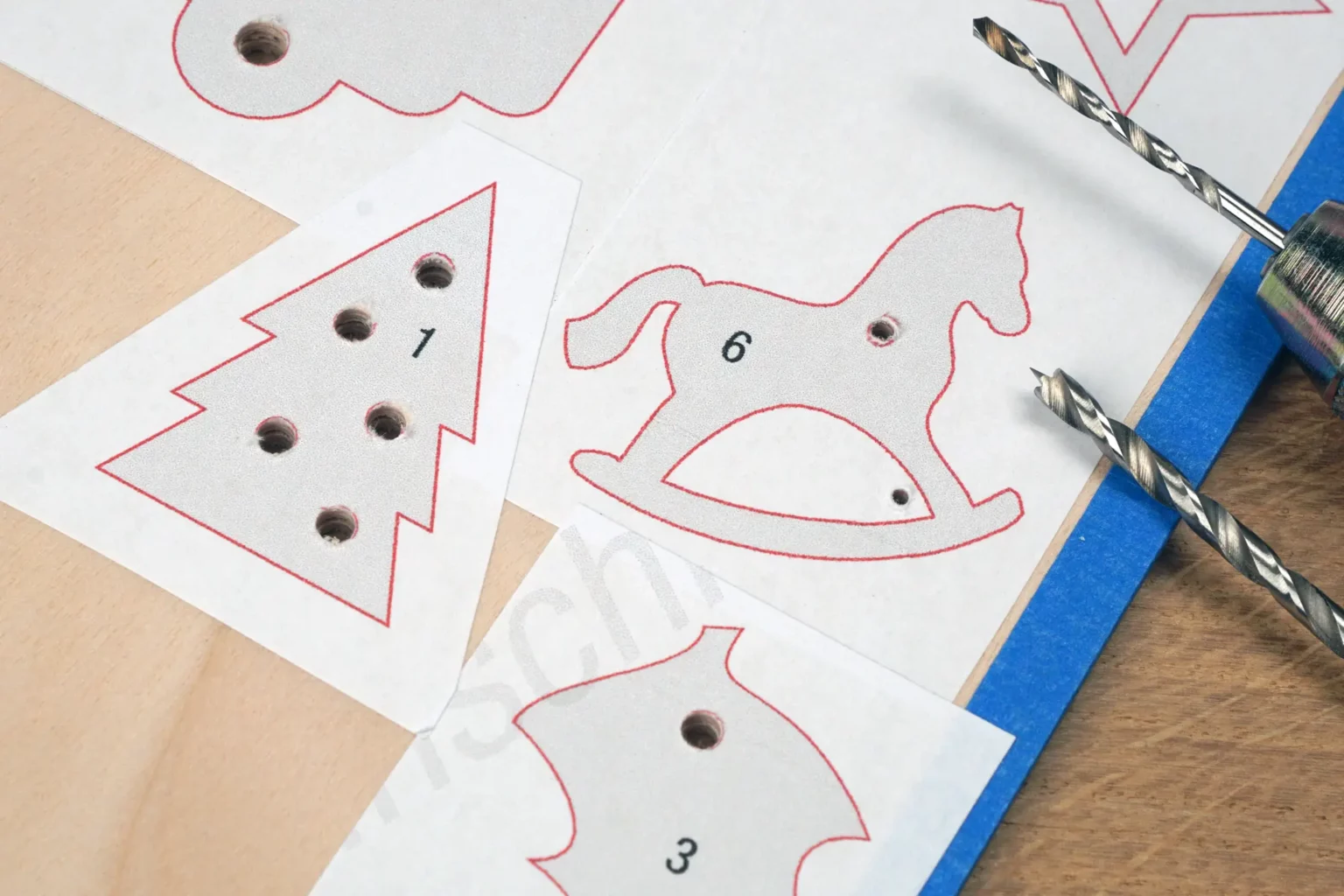 41-06-geschenkanhaenger-weihnachten-deko-laubsaege-dekupiersaege-vorlage-loecher-fuer-schmuckband-bohren-anhaenger