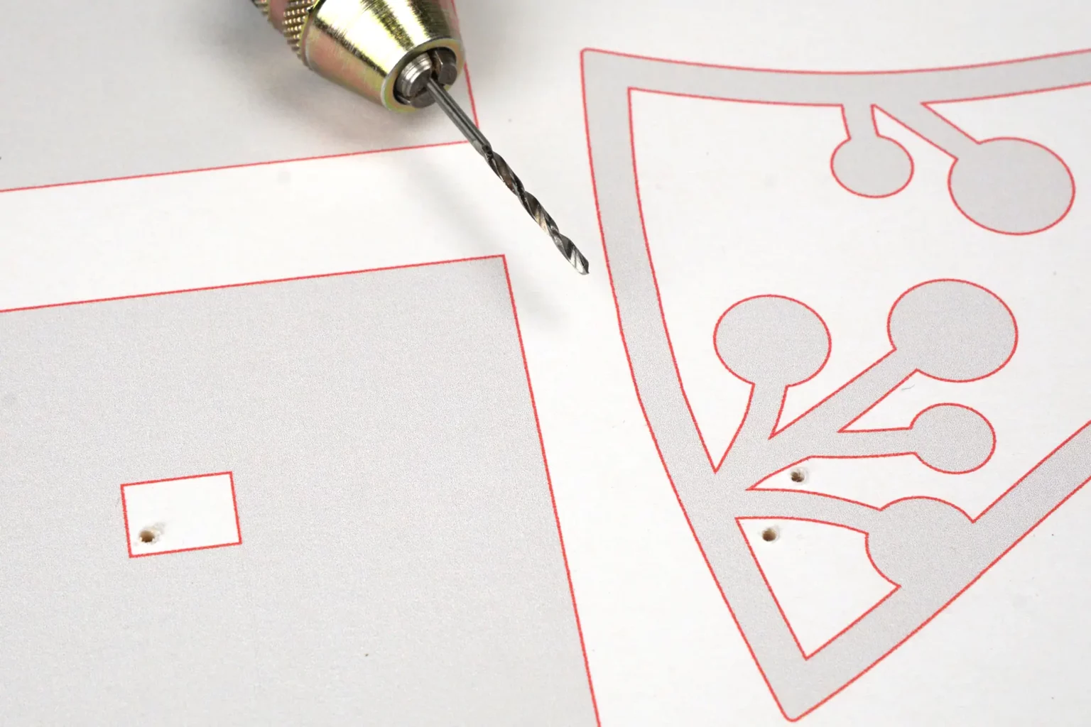 41-06-schwungvolle-tannenbaeume-weihnachten-deko-laubsaege-dekupiersaege-vorlage-saegeblattdurchfuehrung-sockel-motiv-schicht