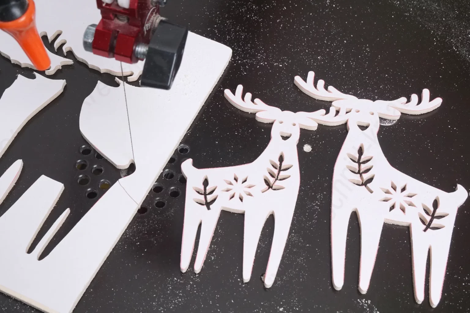 41-06-skandinavischer-kranz-weihnachten-deko-laubsaege-dekupiersaege-vorlage-rentiere-vorsichtig-aus-platte-loesen