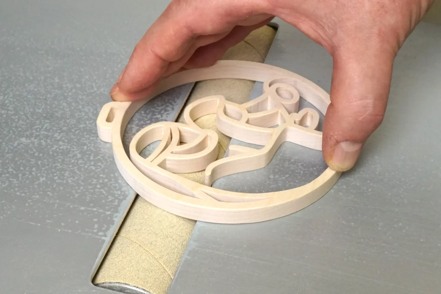 41-06-weihnachtsgeschichte-aufhaenger-deko-laubsaege-dekupiersaege-vorlage-flaechen-glaetten-schleifen-tischwalzenschleifmaschine