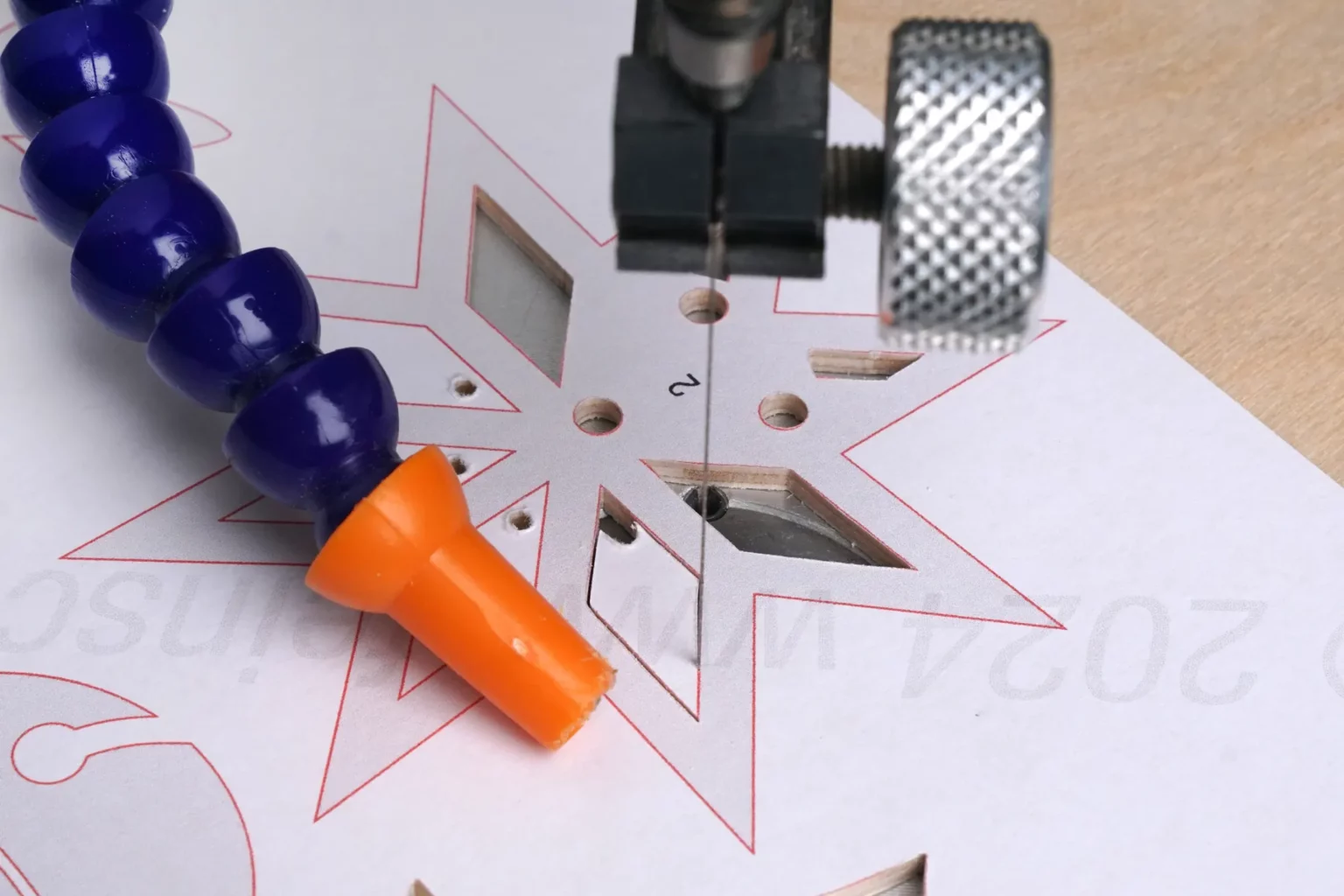 41-06-weihnachtsgloeckchen-aufhaenger-deko-laubsaege-dekupiersaege-vorlage-innenschnitte-stern-saegen