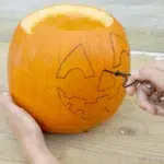 kuerbisschnitzen-mit-der-laubsaege-07-diy-idee-anleitung-wissen-feinschnitt-kreativ-saegeblattdurchfuehrung-bohren