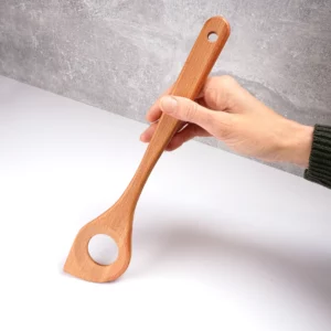loeffel-aus-holz-spitz-mit-loch-kirschholz-30-cm-beispiel-ansicht