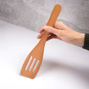 Pfannenwender aus Kirschbaum mit Schlitzen pfannenwender-mit-schlitzen-aus-holz-oval-kirschholz-30-cm-beispiel-ansicht