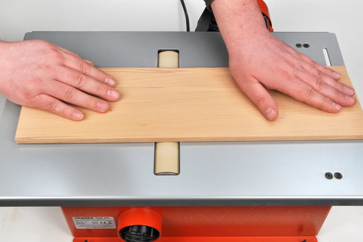 07-01-dosenvariationen-deko-laubsaege-dekupiersaege-vorlage-massivholz-oberflaeche-glaetten-tischwalzenschleifmaschine