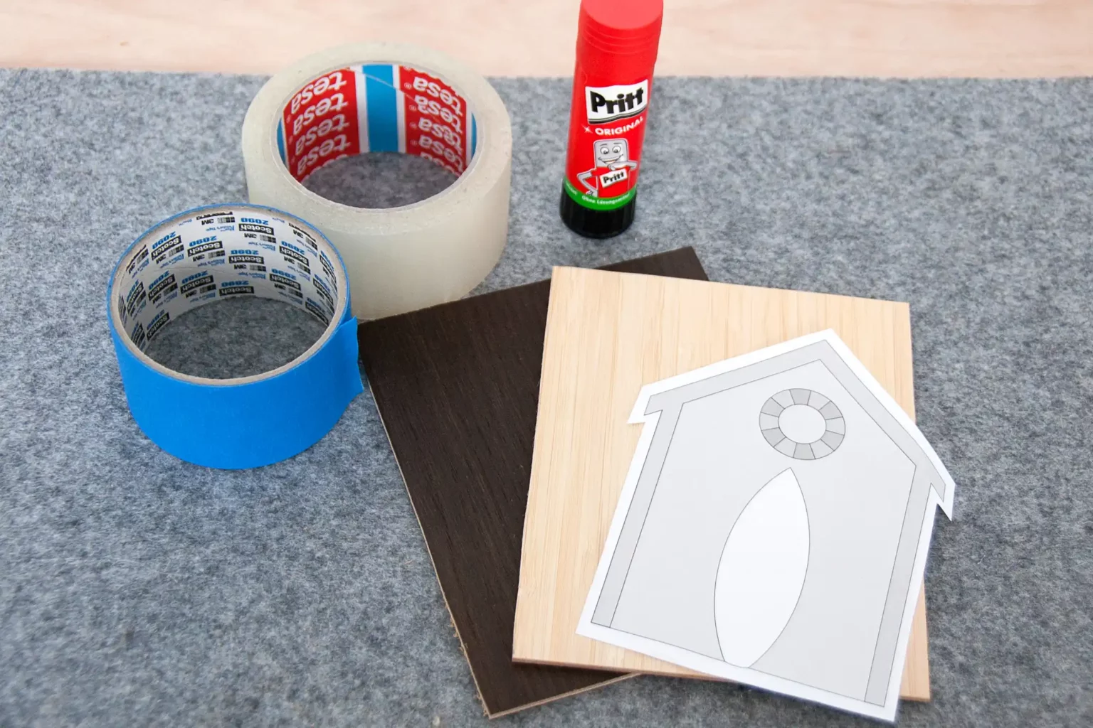 07-01a-standhaus-deko-sommer-laubsaege-dekupiersaege-vorlage-sperrholz-zusaegen-vorlage-kopieren-zuschneiden-blue-tape-klebeband